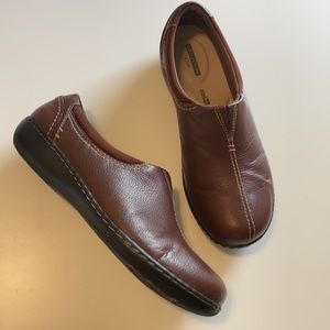 Clarks collection soft cushion brown clogs sz 10W